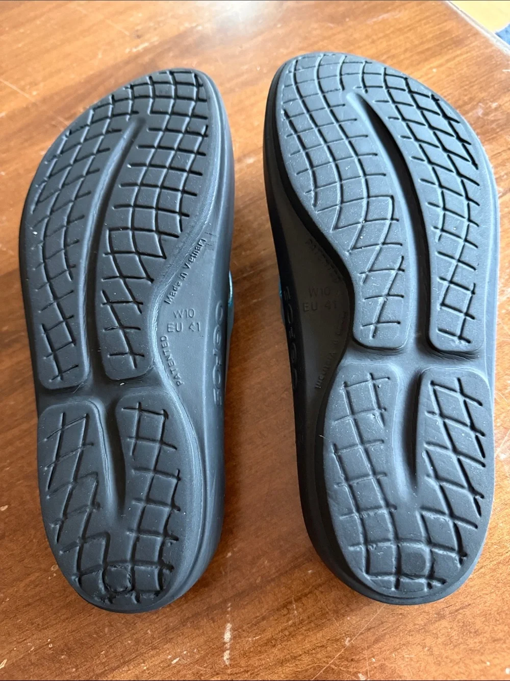 Oofos Luxe sandal